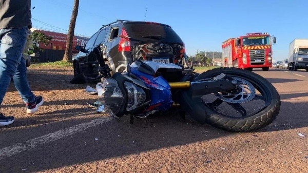Forte colisão entre Megane e moto BMW na BR-369 deixa jovem com ferimentos graves