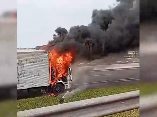 Cabine de caminhão que seguia de Marechal Rondon para Cascavel, é destruída por incêndio