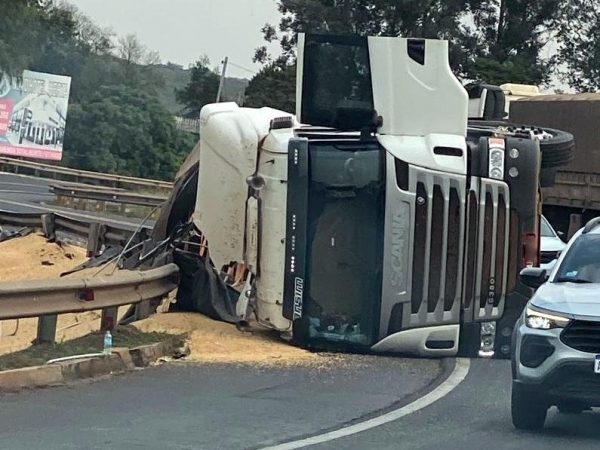 Carreta tomba na cabeceira da Ponte Ayrton Senna