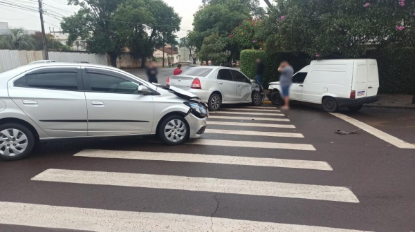 Três veículos se envolvem em acidente na região central de Toledo