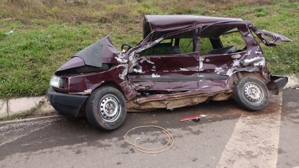 Homem morre em batida entre carro e ônibus de prefeitura na BR-373