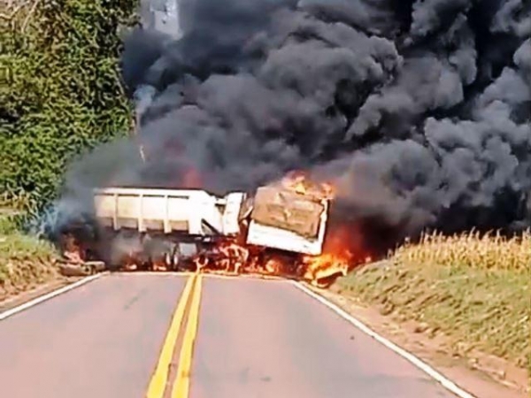 Carretas batem de frente e pegam fogo na PR 180. Bombeiros tentam encontrar motorista