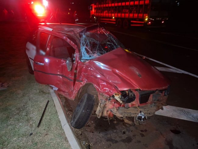 Carro fica destruído em acidente no Contorno Oeste em Marechal Cândido Rondon