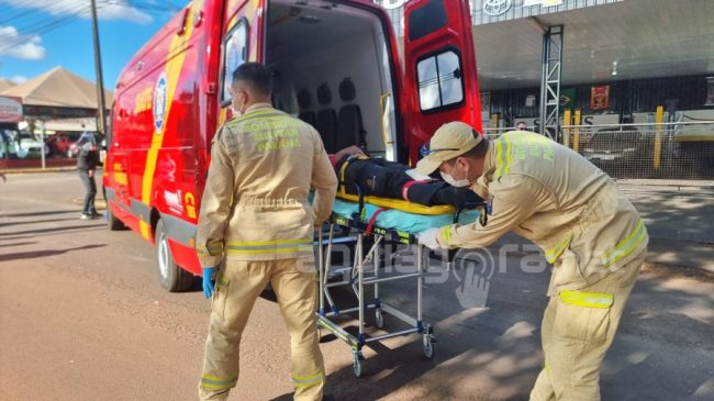 Jovem tem ferimentos moderados após colidir na traseira de veículo em Marechal Rondon