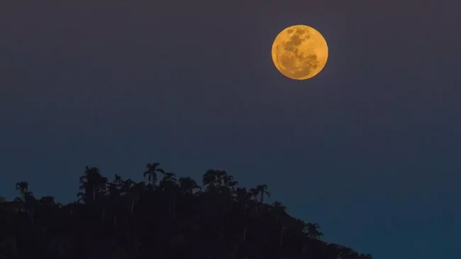 Superlua azul foi vista por quatropontenses nesta segunda-feira