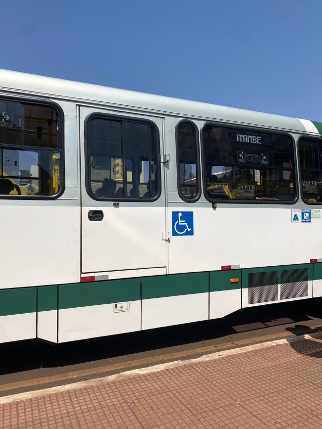 Mulher morre após cair de ônibus em movimento em Maringá