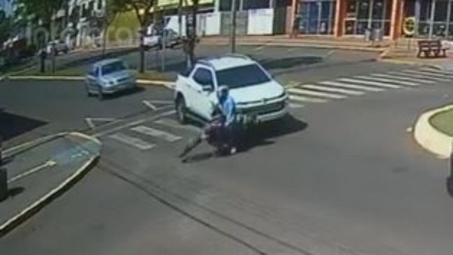 Câmera em rotatória da Avenida Rio Grande do Sul flagra novo acidente