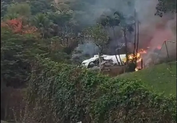 Avião que saiu de Cascavel na manhã de hoje caiu um Vinhedo – SP. Veja imagens