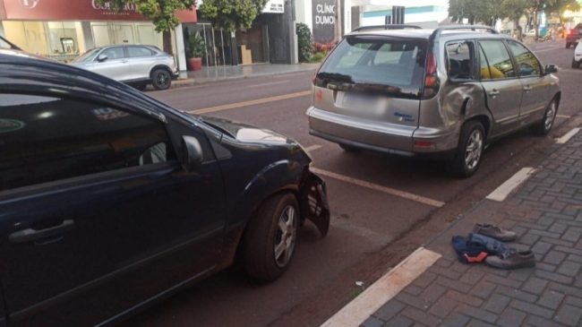 Carro furtado provoca acidente em fuga da Polícia Militar, em Toledo