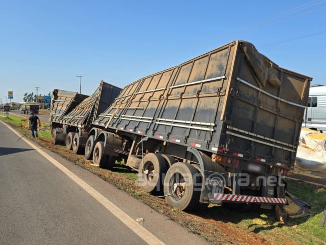 Carreta carregada com milho tomba entre Quatro Pontes e Dois Irmãos