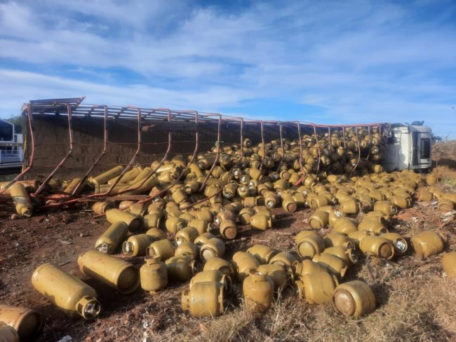 Carreta com botijões de gás tomba na PRc-467 em Cascavel