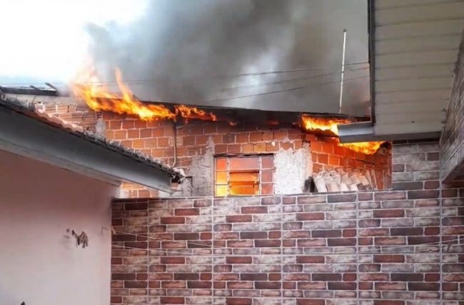 Policial Militar retira moradora de casa em chamas, em Toledo