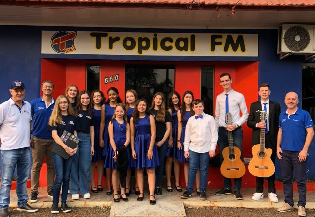 Coro EnCantar de Novo Sarandi Encanta no Programa Parada Gospel da Tropical FM