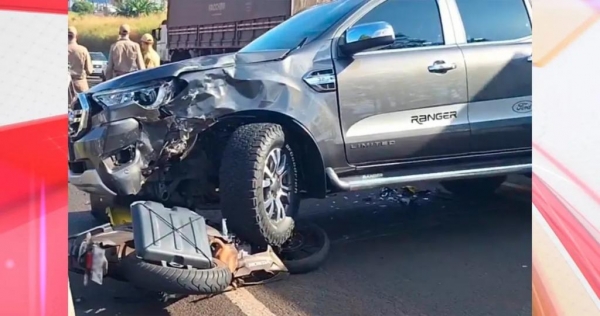 Moto para embaixo de caminhonete após acidente na BR-369