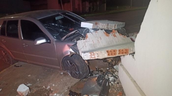 Condutor foge após carro bater no muro no Bairro São Francisco em Toledo