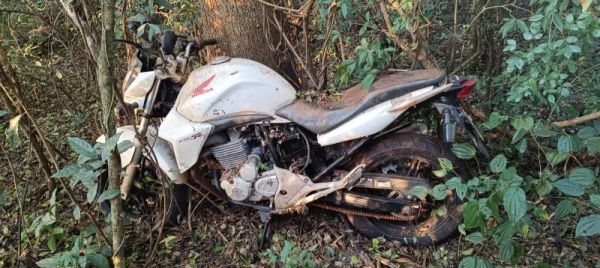 Moto roubada é recuperada em meio a mata em Pato Bragado