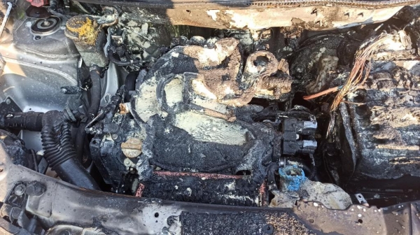 Após apresentar falha, motor de carro é destruído pelo fogo em Toledo