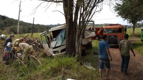 Caminhoneiro fica encarcerado ao bater contra árvore em área rural da região oeste