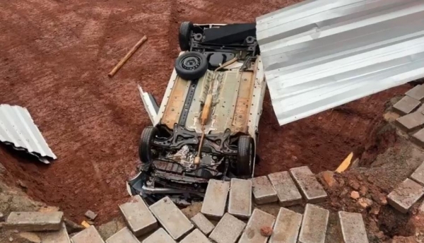 Carro capota em buraco de obra em construção após colisão entre três veículos