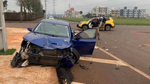 Pancada: Pai e filho se envolvem em colisão entre e carro e caminhão