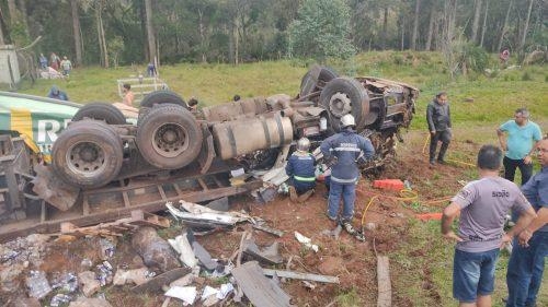 Motorista morre em tombamento de carreta na serra da PR-170