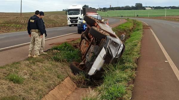 Condutora passa mal, veículo sai da pista e tomba na BR 163 entre Toledo e Marechal Rondon