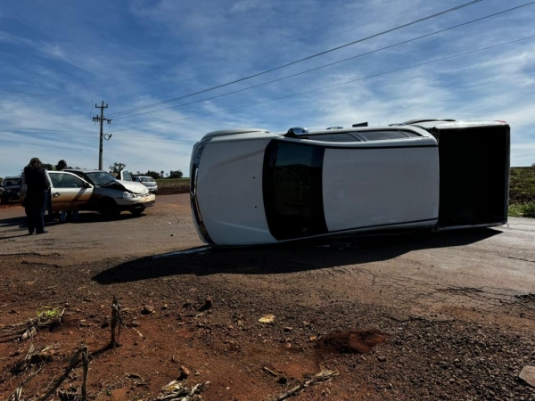 Veículo tomba após batida na estrada que liga Nova Santa Rosa a Alto Santa Fé