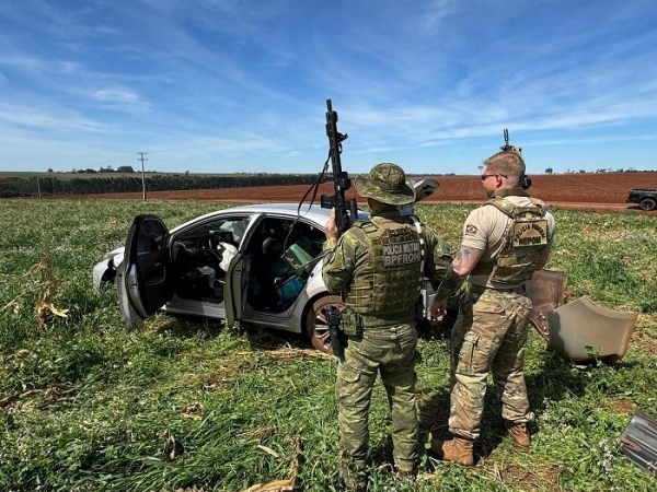 Traficante pula com o carro em movimento e abandona mais de meia tonelada de maconha