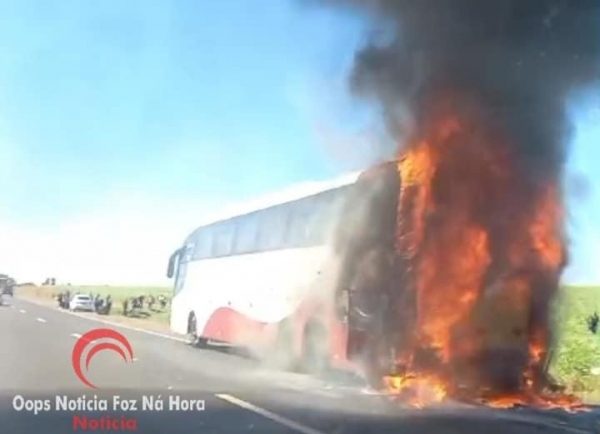 Ônibus de viagem pega fogo na BR 277 em Medianeira