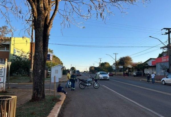 Motorista bate na traseira de moto e foge sem prestar socorro, quase atropelando as vítimas em Santa Helena