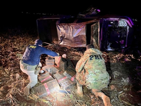 Após 10 km de fuga, caminhonete capota e condutor foge a pé, abandonando carga de maconha