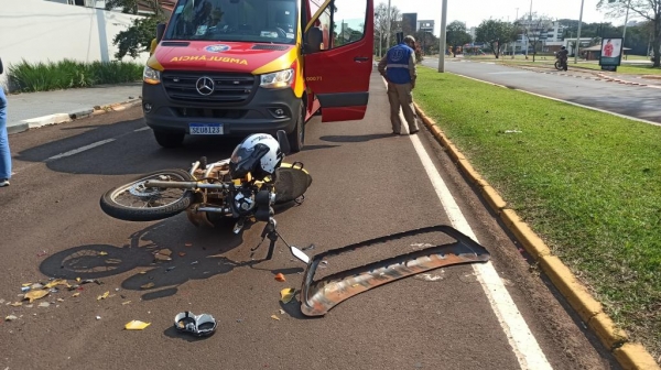 Jovem motociclista fica ferido em Toledo ao bater em traseira de veículo