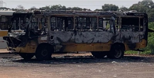 Ônibus é destruído por incêndio no pátio de empresa na BR 277