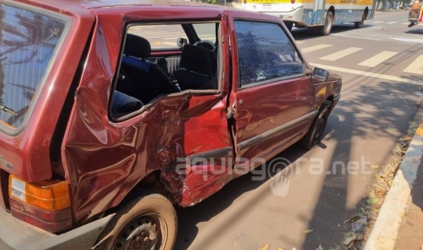 Carro tomba após colisão com moto no centro de Marechal Rondon