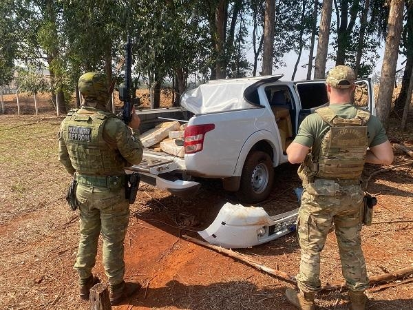 BPFRON, BOPE e PF apreendem veículo carregado com maconha, mas condutor foge