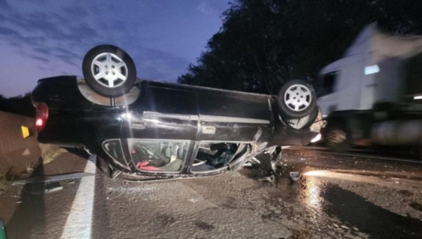 Corsa capota após acidente com carreta na BR-277