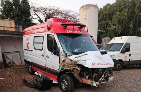 Ambulância do SAMU se envolve em acidente durante transferência de paciente