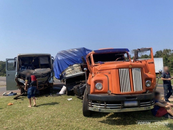 Micro-ônibus e carreta batem na BR 277 e várias pessoas ficam feridas