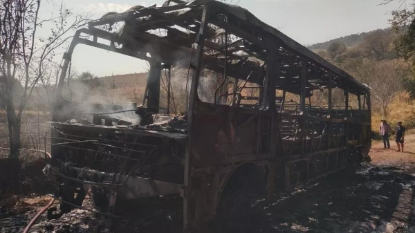 Ônibus escolar pega fogo e fica destruído no Paraná