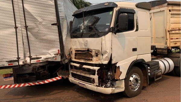 Carreta desgovernada na cidade de Cascavel, bate em caminhão estacionado