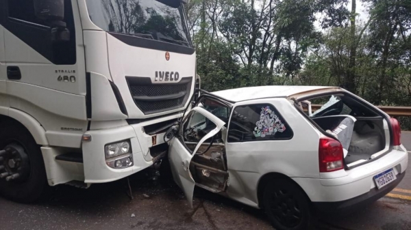 Gol bate de frente com caminhão na BR 277 em Laranjeiras do Sul