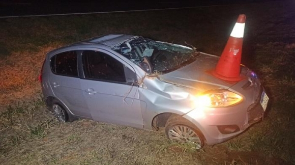 Condutor perde o controle da direção e carro capota na BR 163 em Toledo