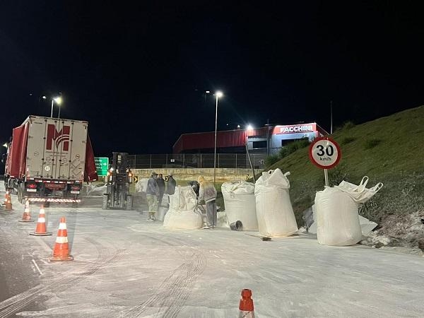 Carga de farinha cai de carreta e se espalha pela rodovia BR 277