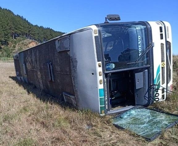 19 trabalhadores do Paraná ficam feridos em tombamento de ônibus na SC 350