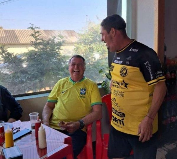 Bolsonaro passa por Santa Helena e toma café em lanchonete de Moreninha