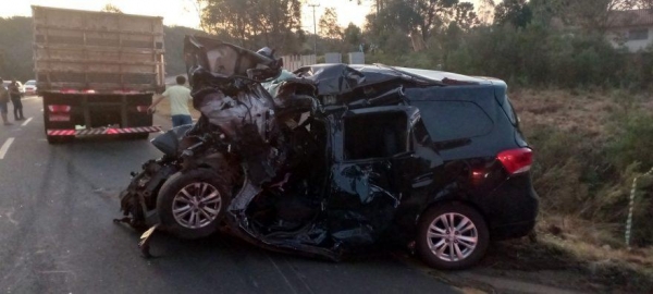 Motorista morre após caminhão bater de frente com Chevrolet Spin na PR-364