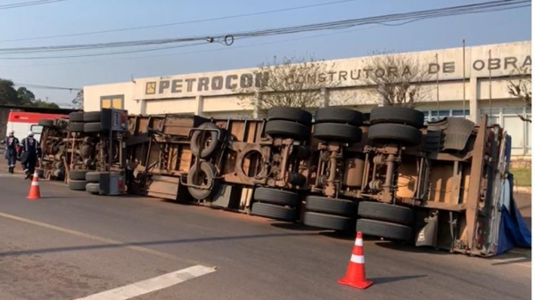 Carreta carregada com trigo tomba às margens da BR-277