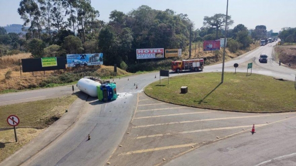 Caminhão tomba e interdita trecho da BR-277