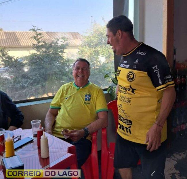 Vindo para Marechal, Bolsonaro toma café em lanchonete de Moreninha, Santa Helena