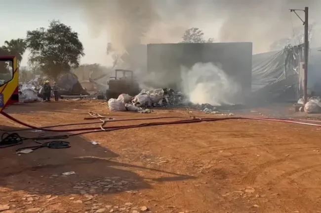 Incêndio destrói estrutura da Associação dos Catadores de Marechal Cândido Rondon